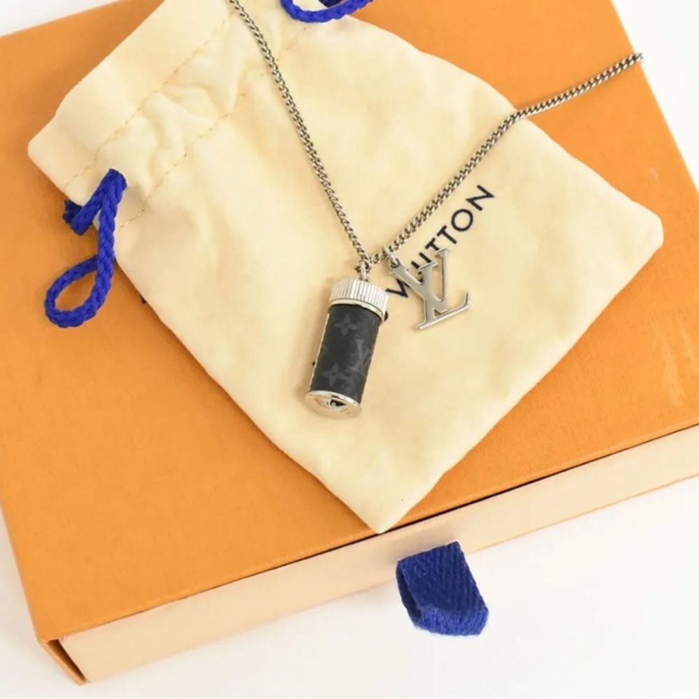 - Louis Vuitton Necklace with Charm can be opened!! So unique 🫶🏼